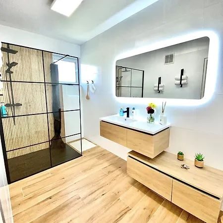 Skyview - Self Check In - Near Centre *